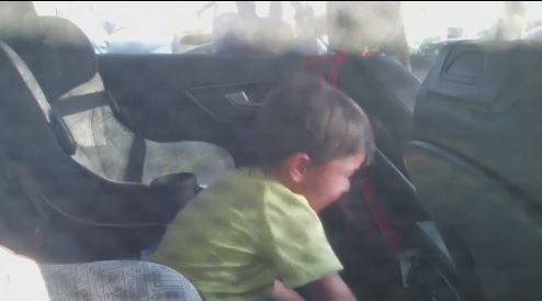 صور مروعة - هذا ما حصل لطفل بعد تركه في السيارة