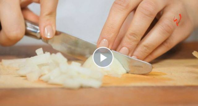 بالفيديو- لماذا نبكي عند تقطيع البصل؟ تعلمي كيفية فرمه من دون دموع