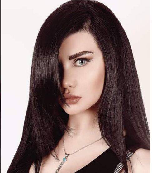 بالصورة – جيني إسبر بإطلالة مثيرة للجدل... هكذا بدت والمتابعون يسألون 