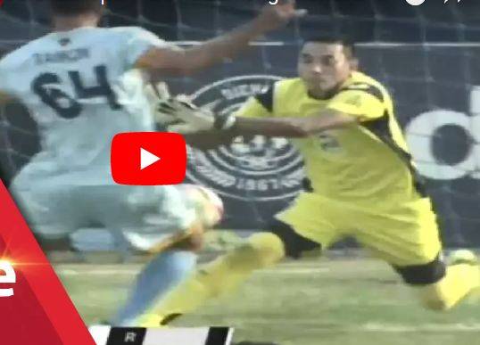 بالفيديو – وفاة حارس مرمى في الملعب... شاهدوا ما حدث في اللحظات الأخيرة