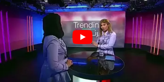 بالفيديو - شاهدوا رد فعل مذيعة فوجئت بضيفة ترتدي ملابس مشابهة