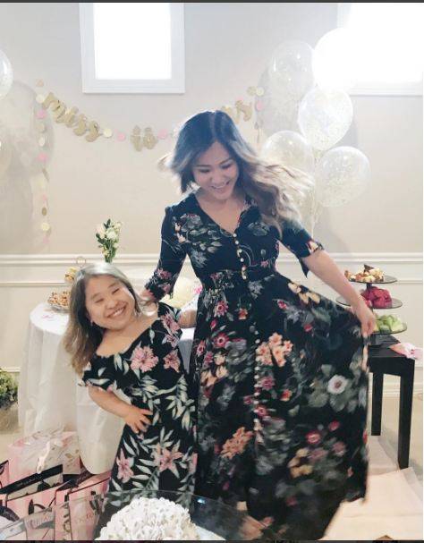 بالصور – مصممة أزياء للأقزام تشعل مواقع التواصل... شاهدوا أناقتها وذوقها الرفيع