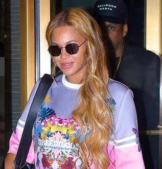 بالفيديو والصور - بيونسيه تتألق بفستان مميّز.. شاهدوا أناقتها