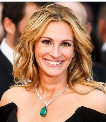 بالصور - جوليا روبرتس تتألق بالقصير.. لن تصدقوا جمالها رغم التجاعيد