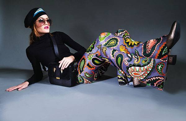 • سروال وتوب من Emilio Pucci • جزمة من Le Silla • نظارات من Chloe • قبعة من Knitss • حقيبة من Vanessa Klat • سروال وتوب من Emilio Pucci • جزمة من Le Silla • نظارات من Chloe • قبعة من Knitss • حقيبة من Vanessa Klat