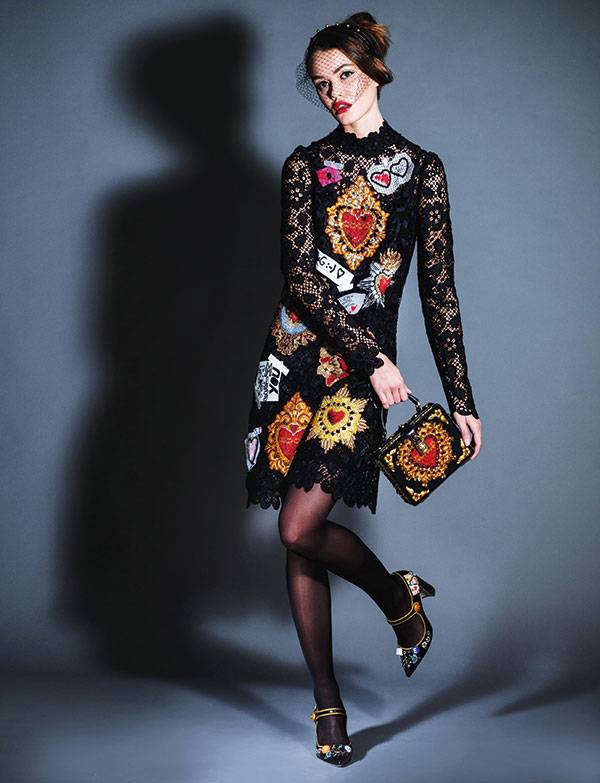 • فستان وحقيبة وحذاء من Dolce & Gabbana • زينة للرأس من Valentino • فستان وحقيبة وحذاء من Dolce & Gabbana • زينة للرأس من Valentino