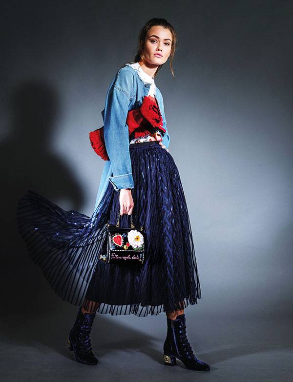 • تنورة من MSGM • قميص قطني من Prada • حقيبة وجزمة من D&G • وشاح من Burberry • تنورة من MSGM • قميص قطني من Prada • حقيبة وجزمة من D&G • وشاح من Burberry