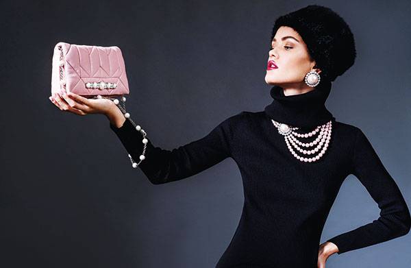 • فستان من Celine • حقيبة وأقراط للأذنين وعقد من Miu Miu • قبعة من Dellera • أحمر الشفاه Lumalu 08 • فستان من Celine • حقيبة وأقراط للأذنين وعقد من Miu Miu • قبعة من Dellera • أحمر الشفاه Lumalu 08