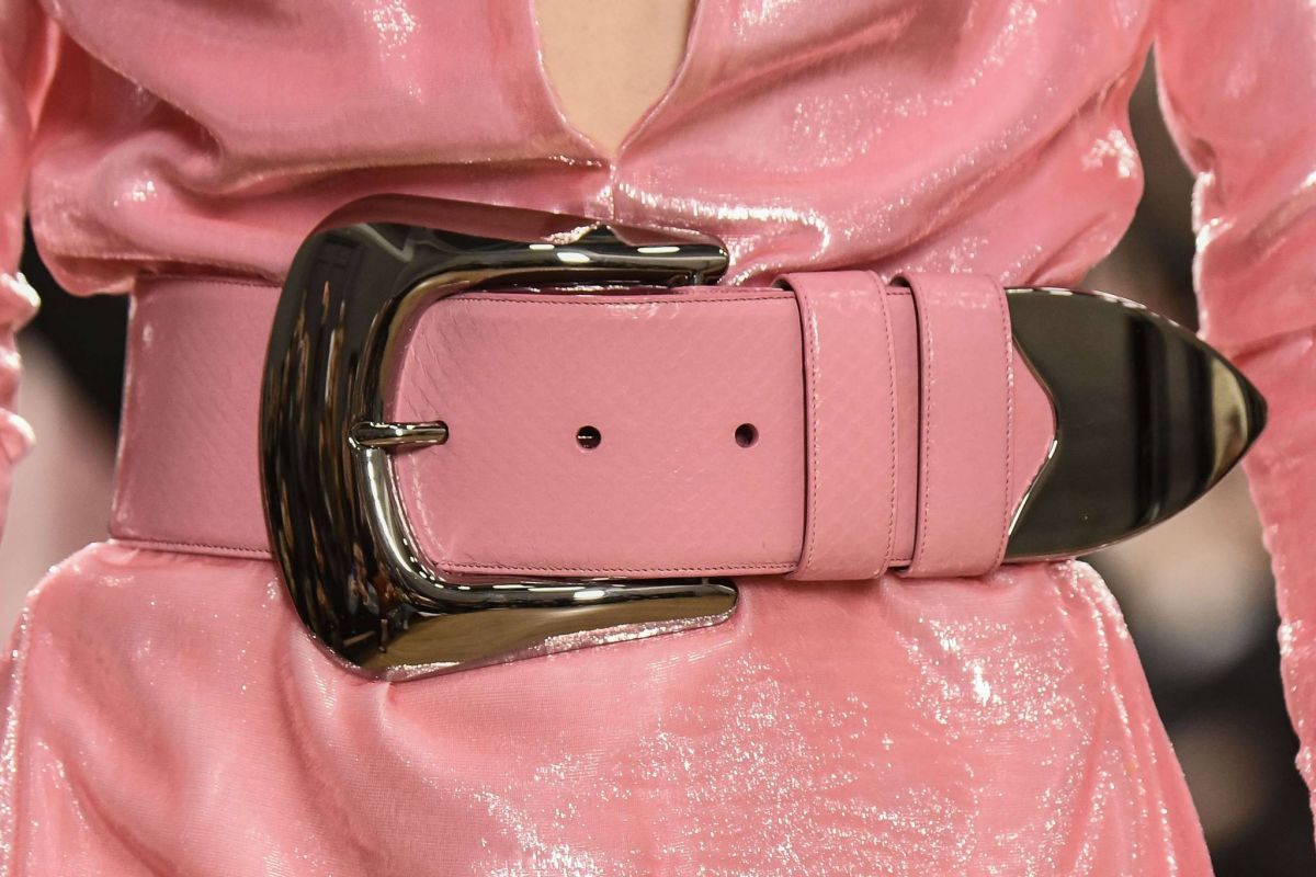 هكذا ستخطفين الأنظار بالأحزمة العريضة هذا الشتاء