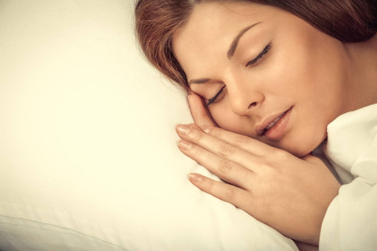 هذه الوسادة الغريبة تمنع ارتداد حمض المعدة لديكم خلال النوم... ما قصتها؟