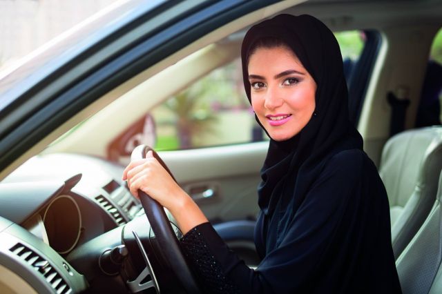 أخيراً... المرأة السعودية خلف مقود السيارة القرار السامي وصداه في المجتمع السعودي