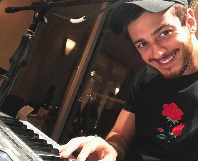 سعد لمجرد يكشف عن انشغاله بعمل فني جديد ومغردون يسخرون من لباسه