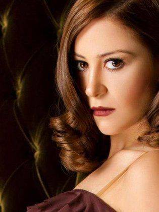 بالصور - منة شلبي تثير الجدل باطلالتها الجريئة