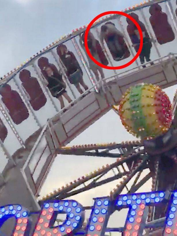 بالفيديو - مشاهد مروعة لطفل يتدلى من دولاب مدينة الملاهي