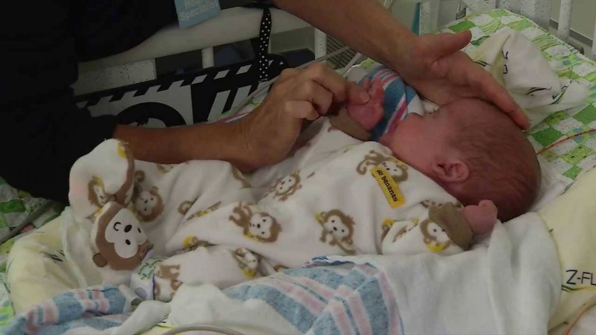 هل عليك إجبار ضيوفك على غسل يديهم قبل لمس مولودك الجديد؟