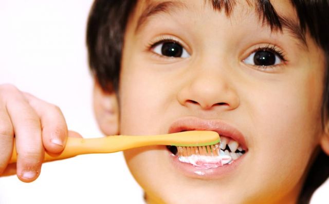 4 نصائح ستجعل طفلك يحبّ تنظيف أسنانه... جربيها