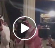 بالفيديو - مواطن سعودي يخاطر بحياته لإنقاذ منطقة سكنية من حريق كبير.. شاهدوا شجاعته