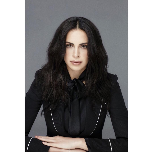 بالصور- آمال ماهر تتألق بالأسود والأبيض استعداداً لألبومها الجديد