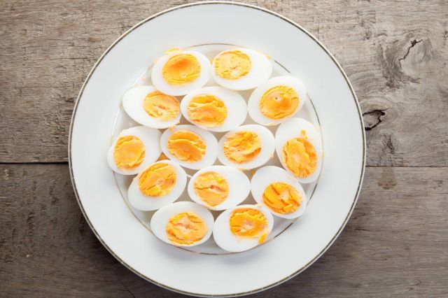 مفاجأة - تناول البيض غير المطهو بالكامل لا يضرّ بصحتكم