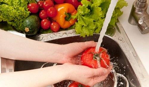 حيلة بسيطة لإزالة مبيدات الحشرات من الفواكه