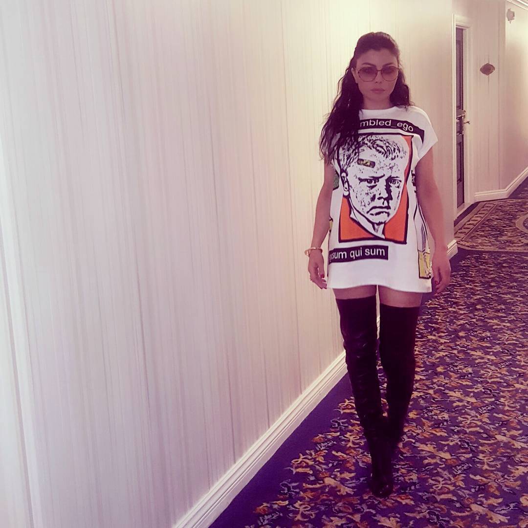 الفساتين على شكل تيشيرت خيار النجمات الذكي لمختلف المناسبات