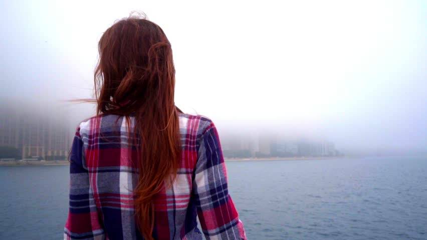 بالفيديو – فنانة سورية تضع الحجاب في المنزل فقط بطلب من أحد أفراد عائلتها... ما القصة؟