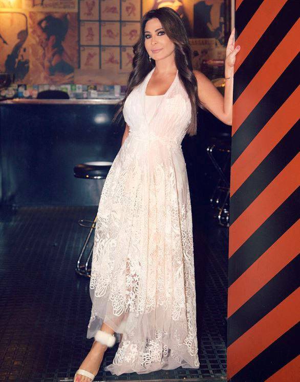 اكتشفي سر اختيار النجمات للدانتيل الأبيض