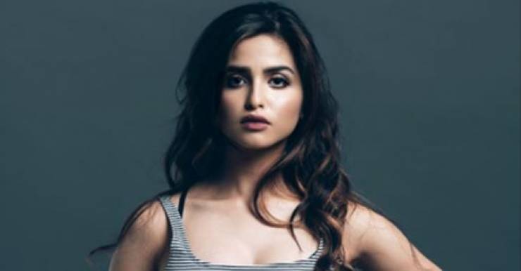 بالصور - حلا الترك بإطلالة سوداء تضج انوثة... ماذا عن اظافرها؟