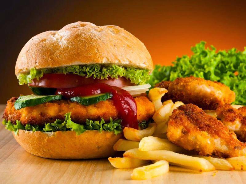 أطعمة يجب تجنبها بسبب مخاطرها على الدماغ