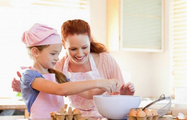 مشاركة طفلك في الطهو مهمة أكثر مما تتصورين... هكذا يؤثر ذلك على صحته