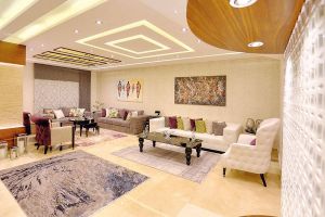 جرأة الألوان وصخب التصاميم في إطار راقٍ وهادئ