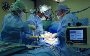 عاجل بالصور - فنان سوري يخضع لعملية في القلب اثر ازمة صحية