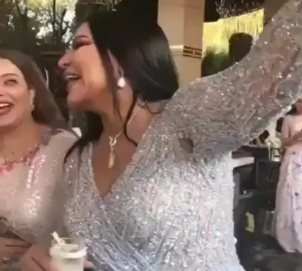 بالصور - أحلام تعلق أخيراً على الموقف المحرج بسبب ثقب فستانها... لن تصدقوا ثمنه