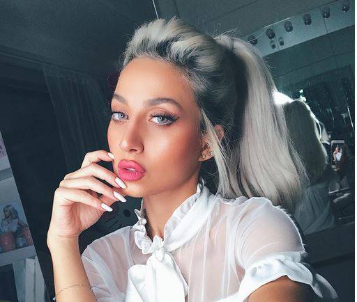 بالفيديو - موديل روز تقلد الليدي غاغا بطريقة مرعبة... والجمهور يسخر منها