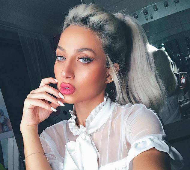 بالصور - ملابس مودل روز تعرضها للكثير من الإنتقاد والسخرية