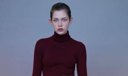 بالصورة - هجوم شرس على دار أزياء مشهورة بسبب تنورة تشبه قطع أرضية السيارة... سعرها صادم أكثر من شكلها