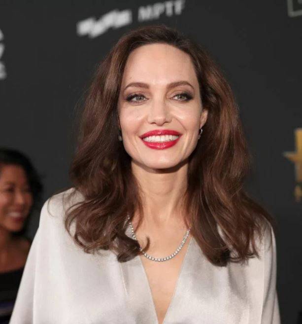 بالصور - أنجلينا جولي تخطف الأنظار بفستانها الناعم