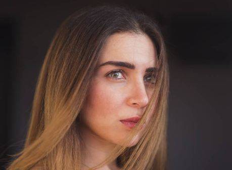 بالصورة - مي عز الدين تشعل المواقع بلباسها المنزلي الأسود الضيق... شاهدوا كيف بدت على طبيعتها