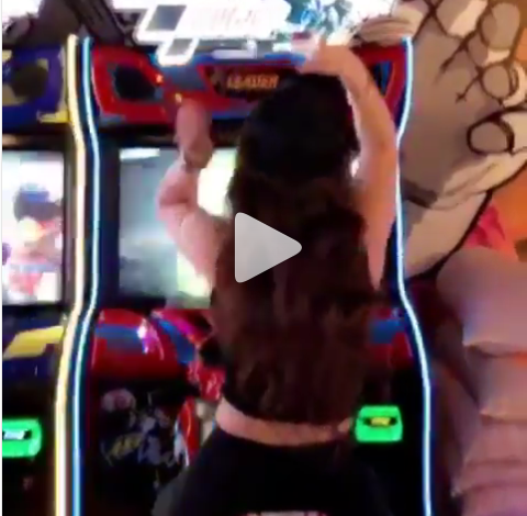 من هذه النجمة التي اثارت الجدل بهذا الفيديو ولماذا منعت التعليقات؟