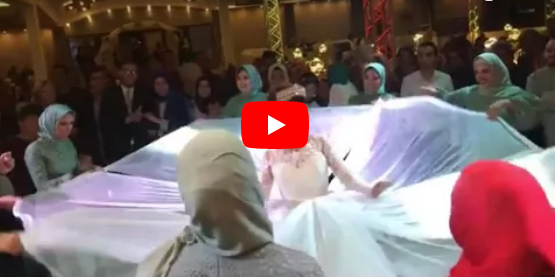 بالفيديو - عروس تشعل زفافها مع صديقاتها على أنغام 