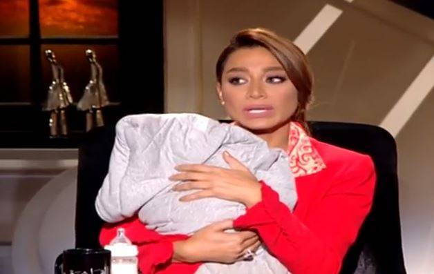 بالفيديو - إعلامية تشتري طفلة عن الانترنت وما كشفته أخطر بكثير