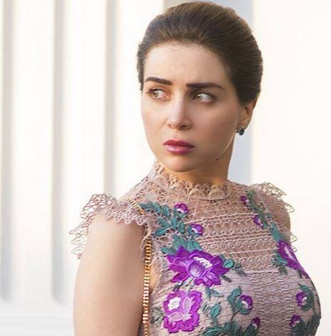 بالفيديو - مي عز الدين تعتذر لوالدتها على الهواء.. ماذا فعلت؟