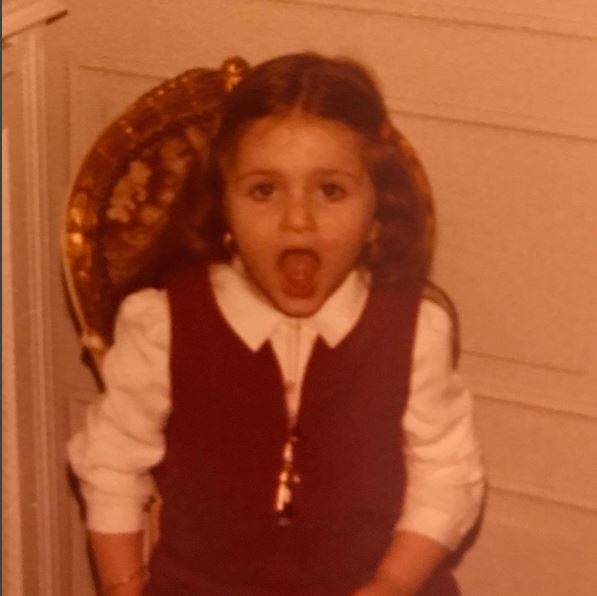 خمنوا هذه الطفلة أي نجمة حسناء هي الآن