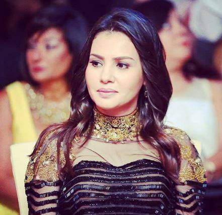 بالصور - دينا فؤاد بإطلالة غريبة في حفل تكريمها