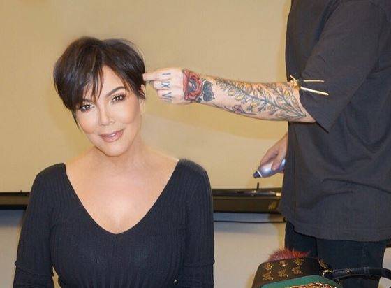 بالصورة - والدة كيم كارداشيان تصدم الجميع بلون شعرها.. شاهدوها