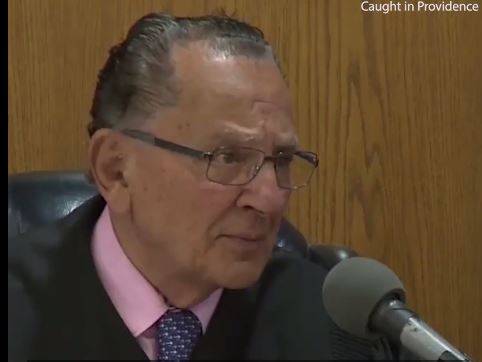 بالفيديو - قاض يقابل امرأة بعد 24 عاما من محاكمتها.. إليكم ما حصل!؟