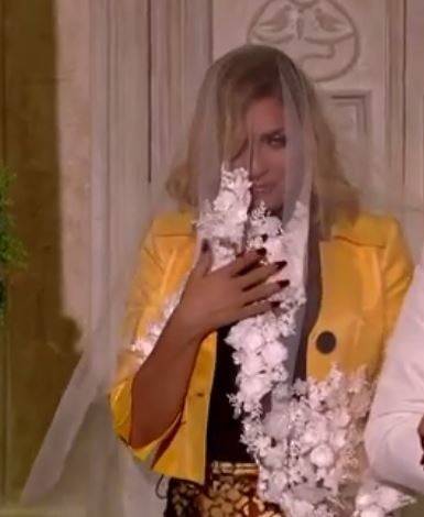 بالفيديو - ريم البارودي بالطرحة في أول ظهور لها بعد زفاف سعد وسمية... ما القصة؟