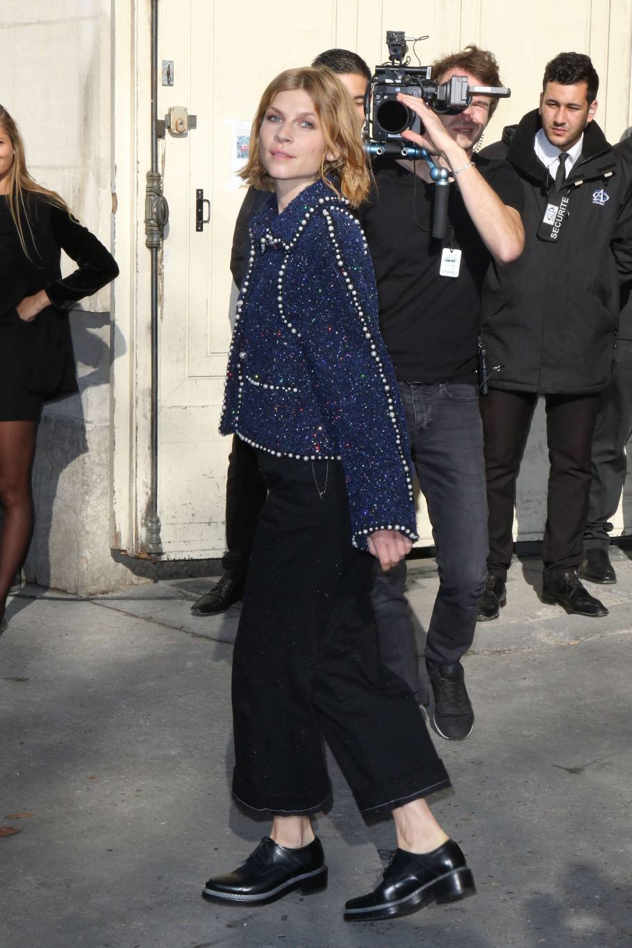 سترة التويد... ولمسةً من الأنوثة في إطلالاتك اليومية