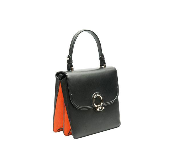 VERSACE... ألوان صاخبة والأسود حاضر دائماً