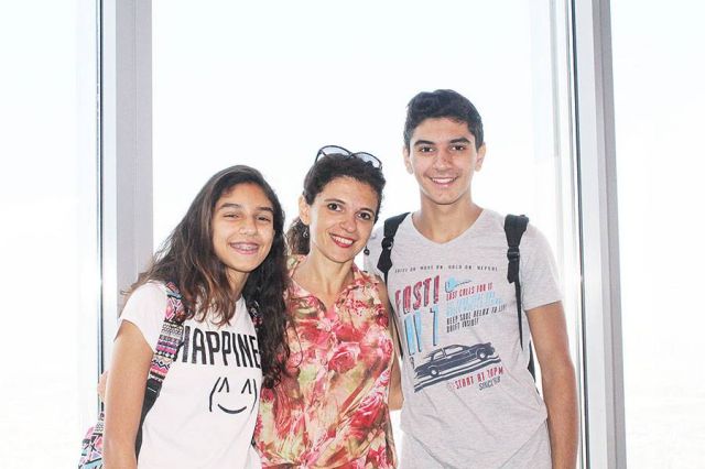 الزميلة جولي صليبا مع ولديها في الطابق 124 من برج خليفة